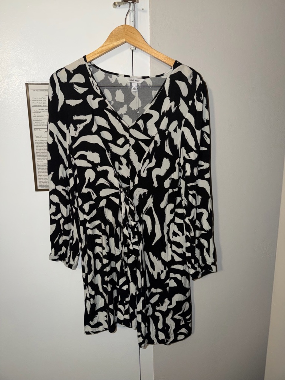 Nine West Black and White Patterned V-Neck Dress